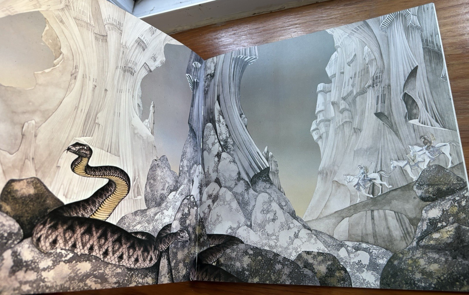 VIEWS by Roger Dean 2nd Edition Pomegranate Fantasy Art Book in Good Condition