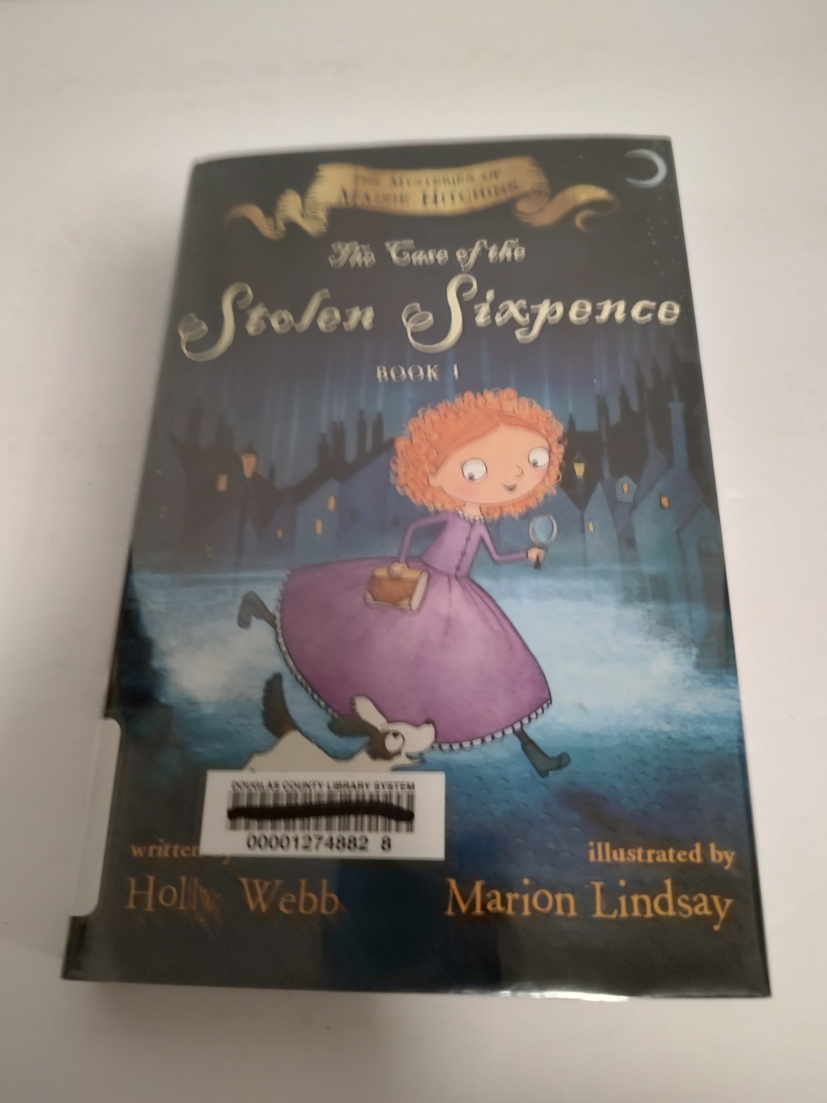 Case of the Stolen Sixpence: The Mysteries of Maisie Hitchins by Holly Webb