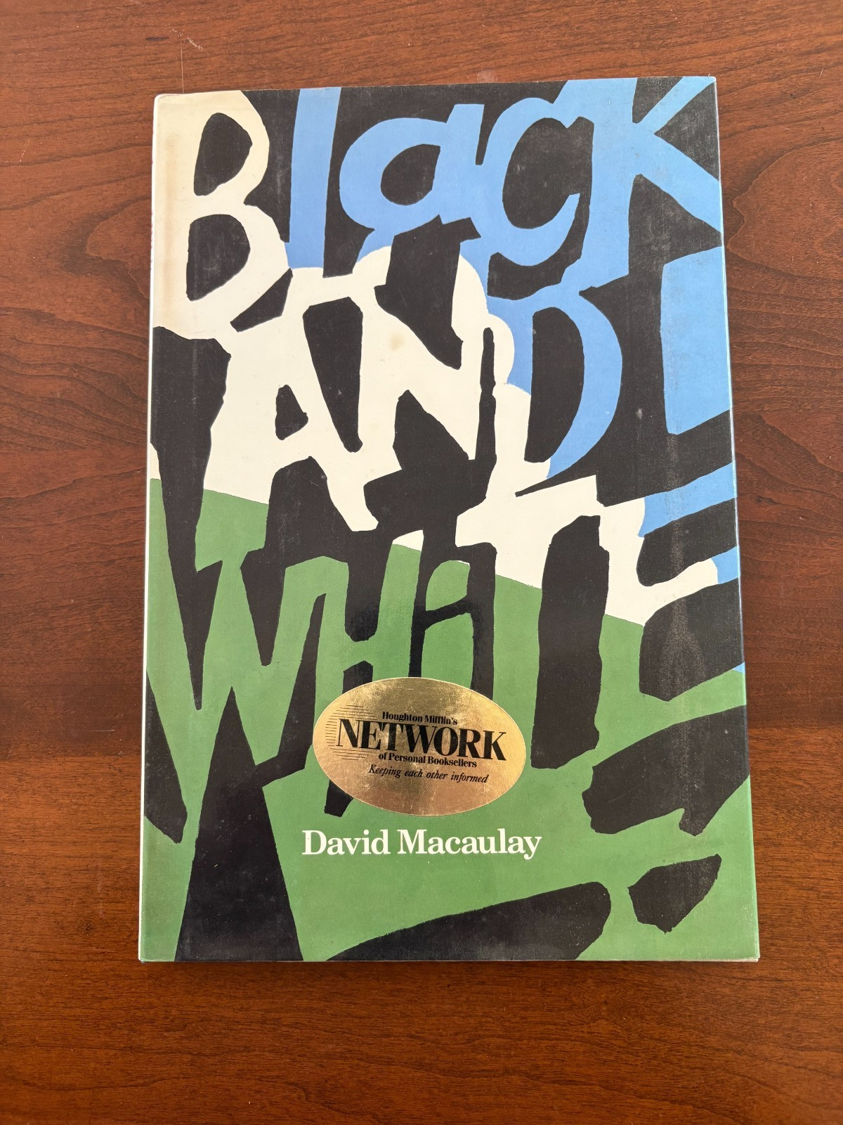 David Macaulay / Black and White 1st Edition 1990 HC/DJ