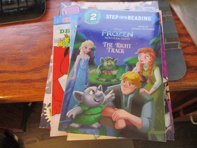 Step into Reading Ser.: The Right Track (Disney Frozen: Northern Lights) by…