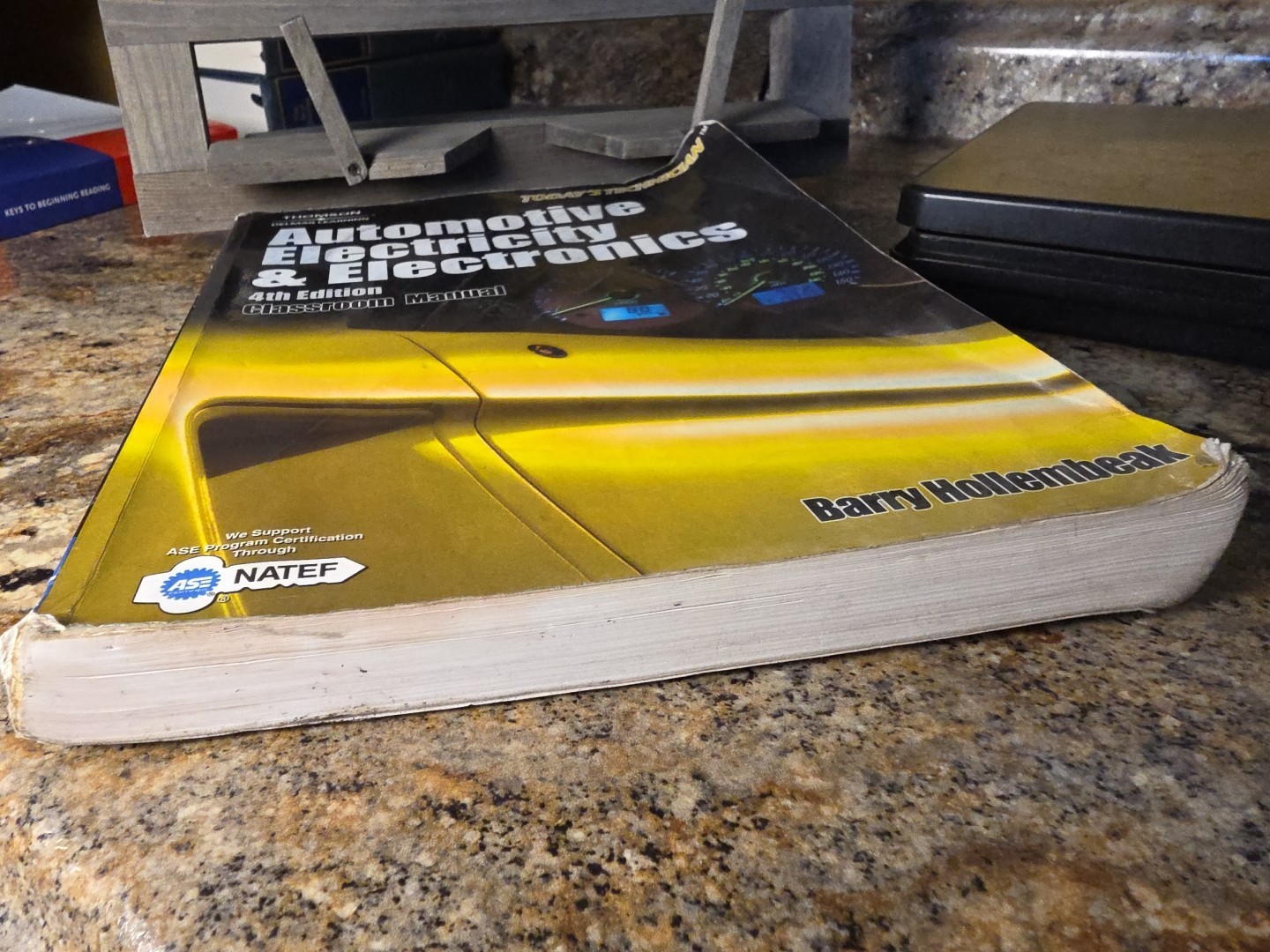 Today’s Technician: Automotive – Paperback, by Hollembeak Barry – Acceptable